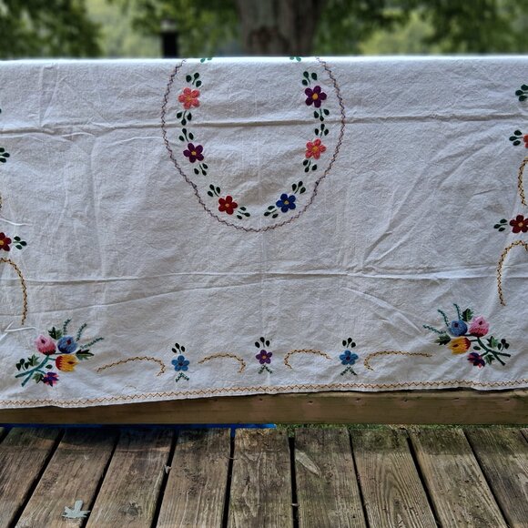 Rectangular Tablecloth White with Embroidered flowers 51"x48" Cottage Grandma - Picture 12 of 14